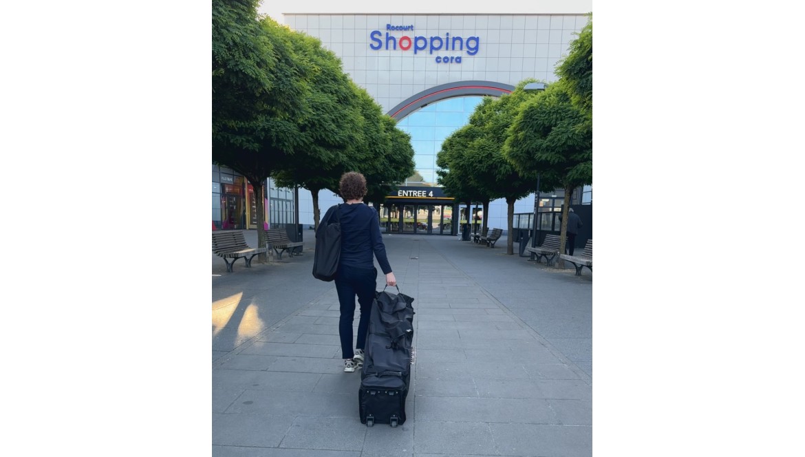 Installation d'une tonnelle pliante au Shopping Cora Rocourt en Belgique